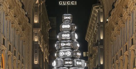 albero galleria gucci|Unveiling the House’s holiday tree in Milan’s historic Galleria .